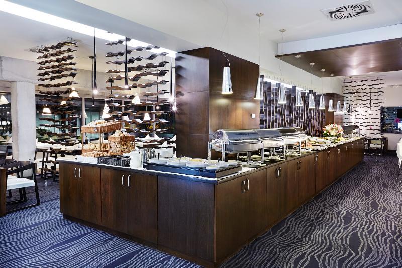 Royal Tulip Sand Kołobrzeg Esterno foto The buffet at the lounge