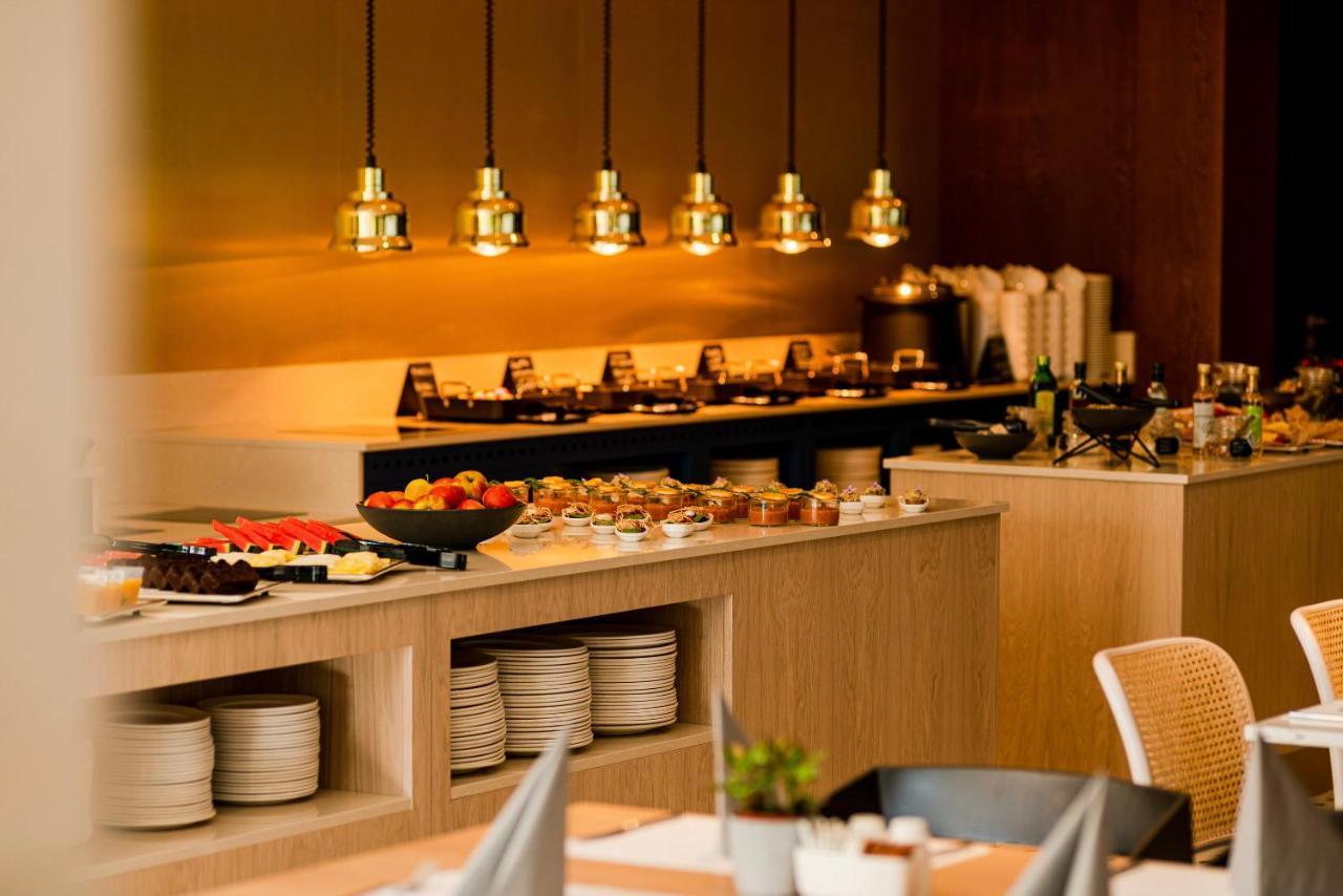 Royal Tulip Sand Kołobrzeg Esterno foto The buffet at the lounge