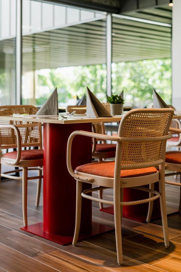 Royal Tulip Sand Kołobrzeg Esterno foto Thonet chair